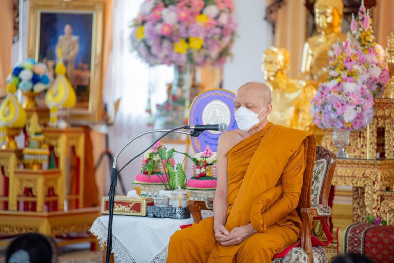 ให้โอวาทและมอบวุฒิบัตรแด่ผู้ปฏิบัติธรรมเฉลิมพระเกียรติพระพันปีหลวง