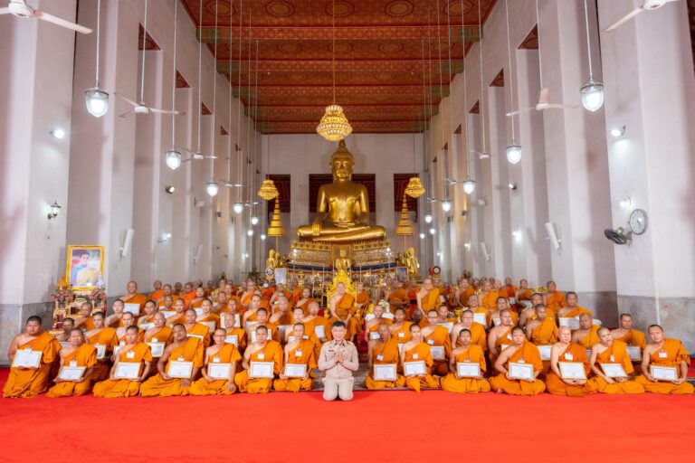 มอบเกียรติบัตรแด่พระนวกะ ในโครงการบรรพชาอุปสมบทถวายพระพรชัยมงคลแด่ สมเด็จพระเจ้าลูกเธอ เจ้าฟ้าพัชรกิติยาภา นเรนทิราเทพยวดี กรมหลวงราชสาริณีสิริพัชร มหาวัชรราชธิดา